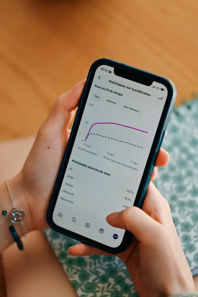 Smartphone mit Social-Media-Statistiken in der Hand